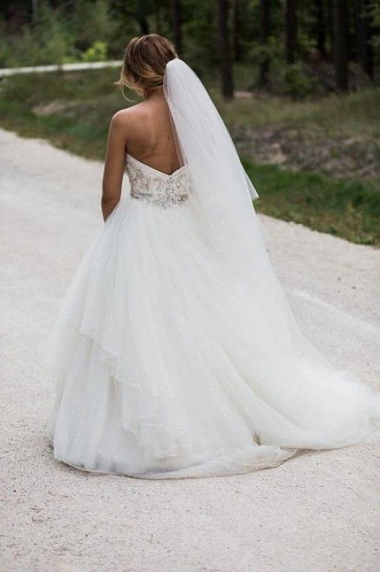 Considere modelar um vestido de noiva