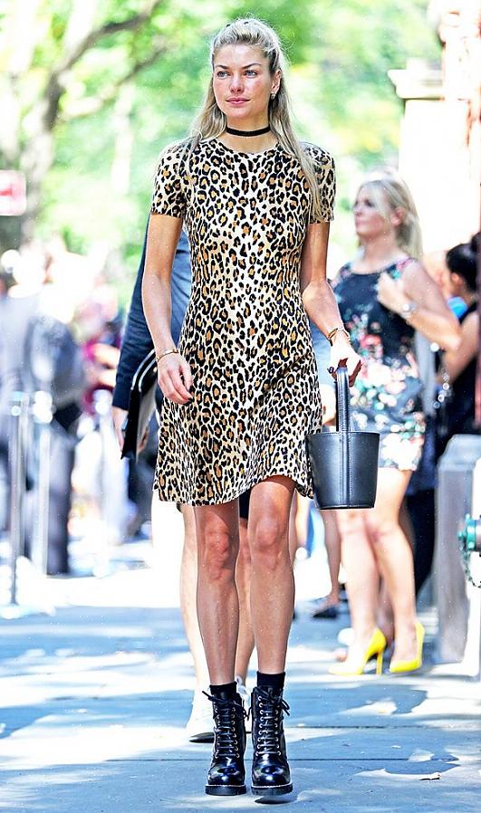 Combine o animal print com um par de scarpins pretos