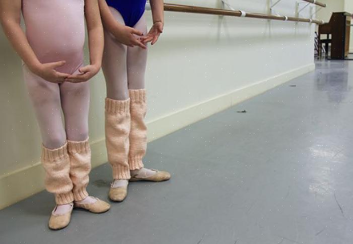 Cubra suas pernas com o aquecedor de pernas novamente após a aula de balé
