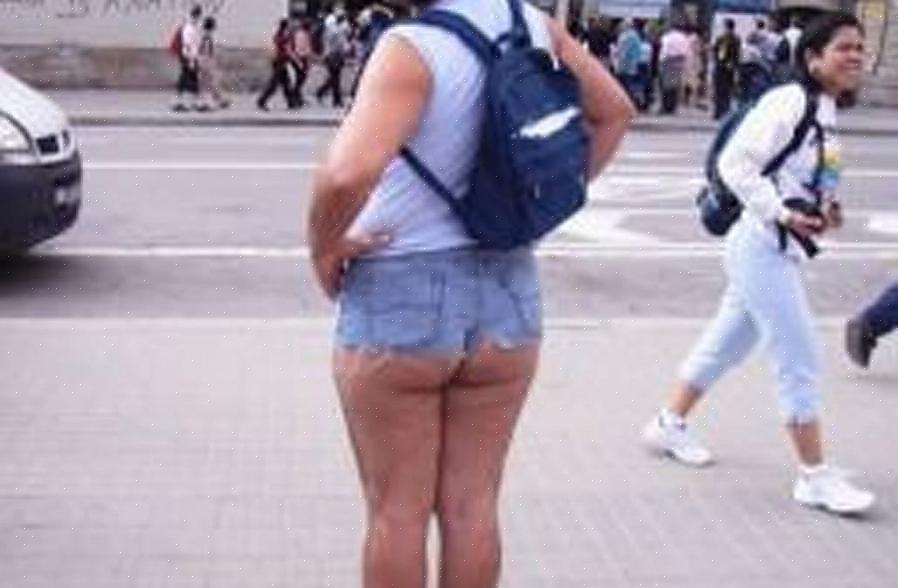 O motivo das mulheres usarem hot pants hoje em dia é trazer a perna de volta