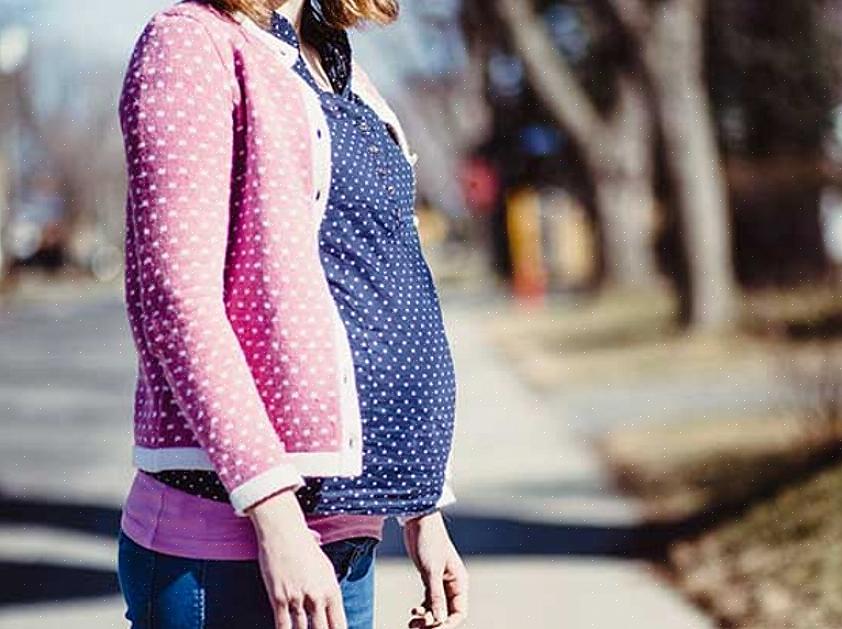 Aqui estão algumas idéias sobre como usar suas roupas pré-gravidez por mais tempo