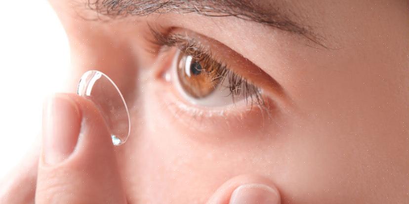 Veja como você pode limpar suas lentes de contato com água engarrafada
