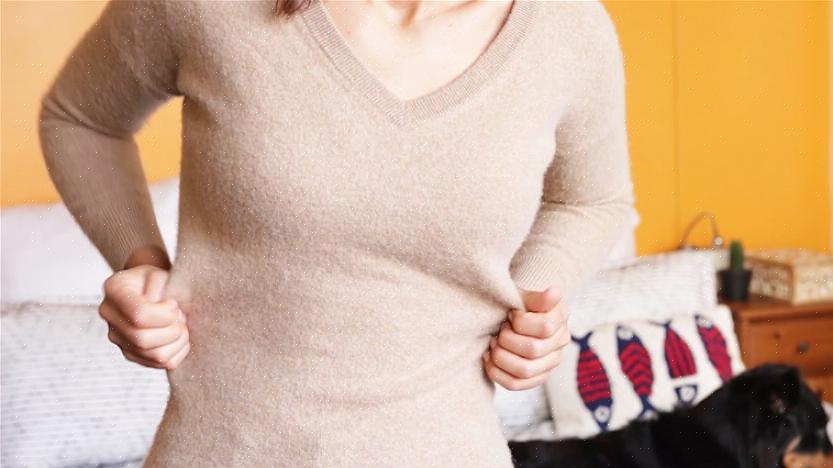 Use o quadro de cortiça grande para espalhar o suéter encolhido