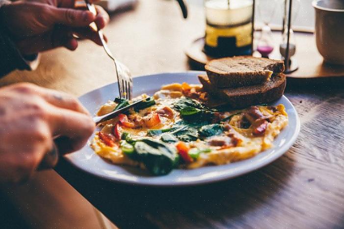 Seus gastos com alimentação podem afetar muito sua renda mensal