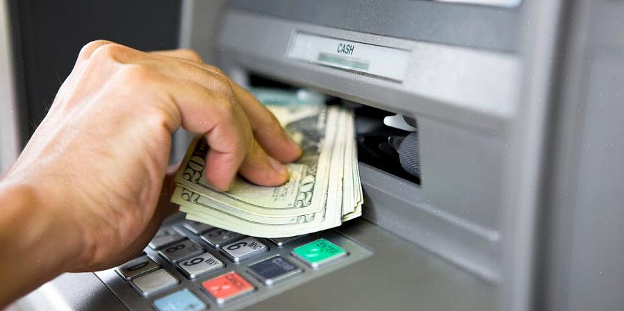 O motivo mais comum para sacar dinheiro em um caixa eletrônico é sacar dinheiro de uma conta bancária comum