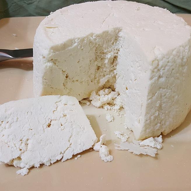 O tempo é essencial para fazer o queijo feta