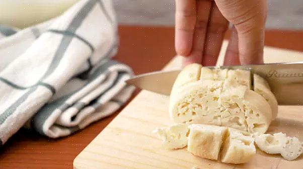 A maioria dos fabricantes agora está fazendo o queijo feta com leite de vaca