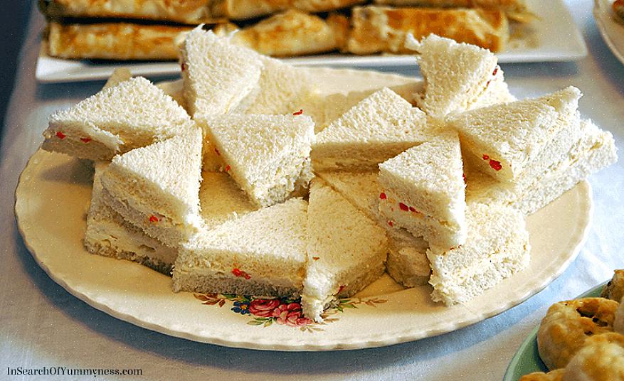 Corte o pão em quartos para uma apresentação elegante de sanduíche de dedo