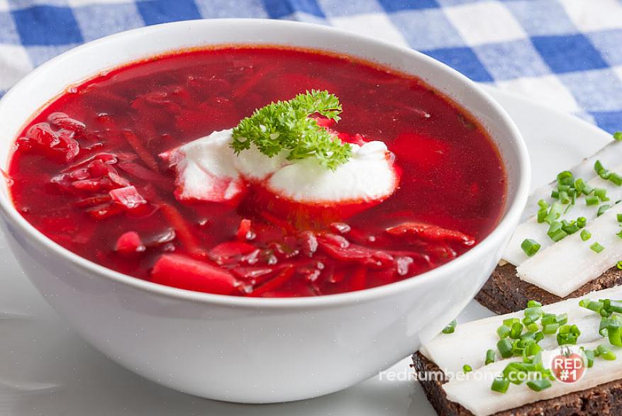 Esta receita vai te ensinar como fazer a sopa de beterraba borsch ao estilo russo