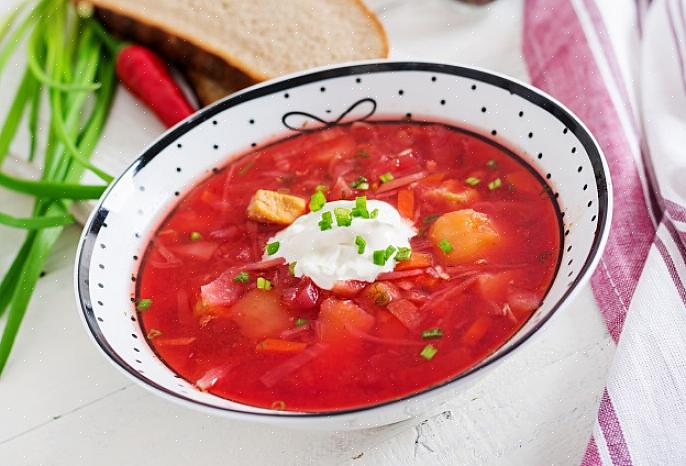 A versão fria da sopa de beterraba borscht é ideal para servir no verão