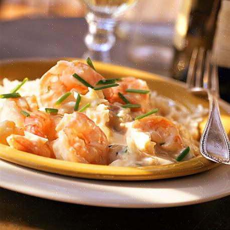 Este molho Newburg vai muito bem com qualquer prato de lagosta ou prato de camarão