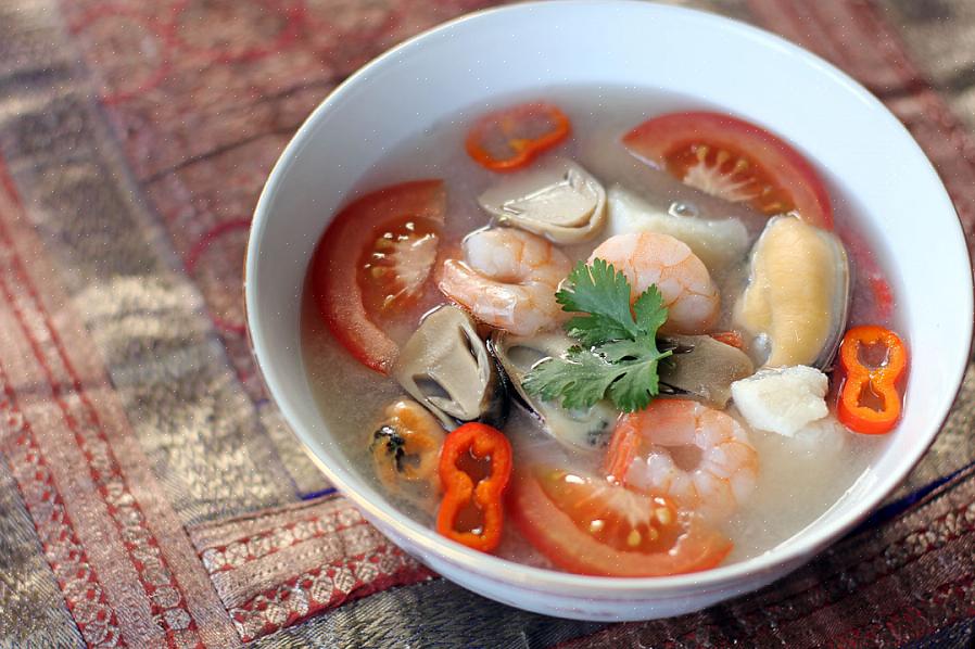 Agora você pode servir sua sopa picante de frutos do mar tailandesa na mesa de jantar