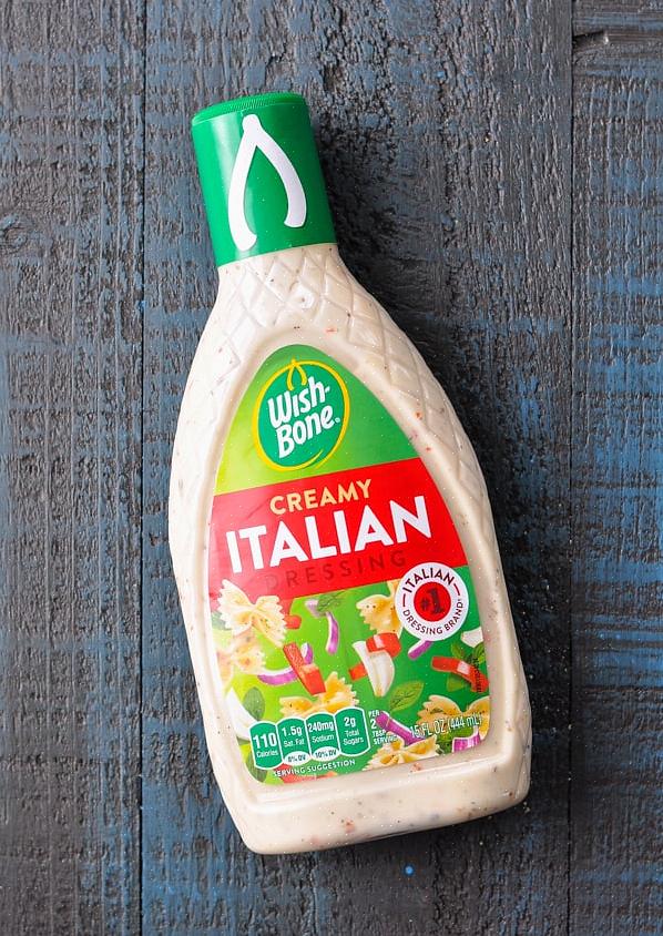 Use o molho italiano cremoso para molhar o pão antes de comê-lo