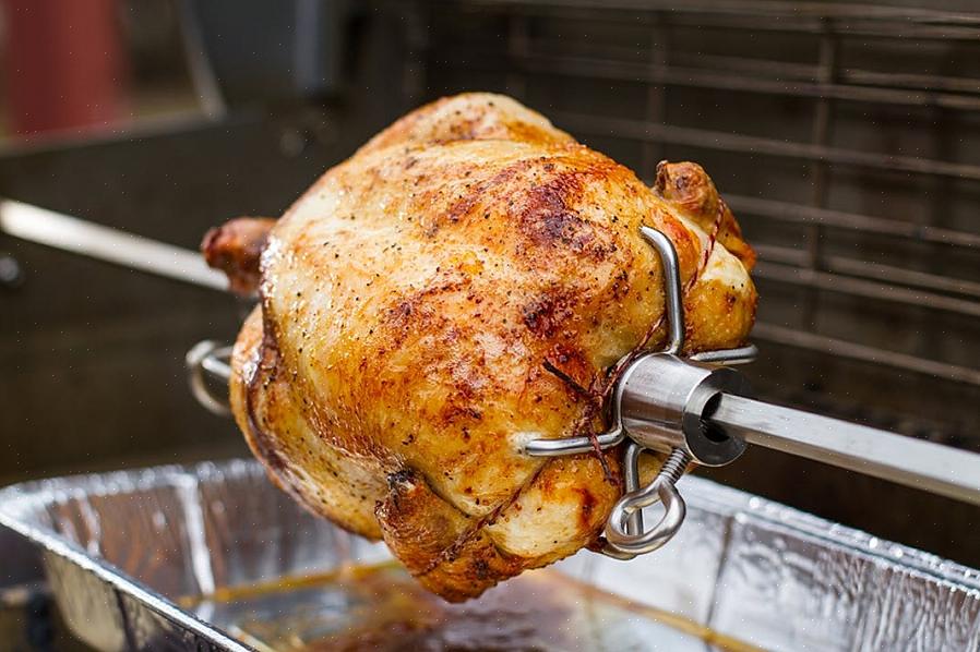 Rotisserie é tão popular que você pode comprar frango assado ou outras carnes nas delicatessens