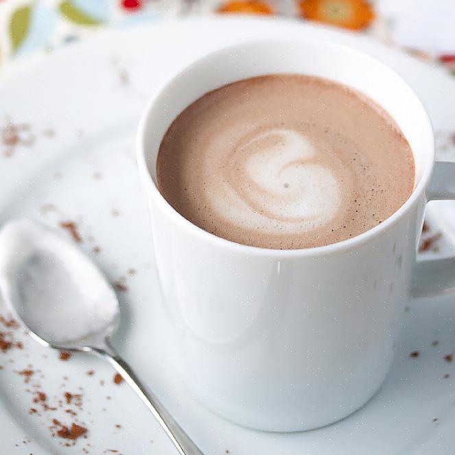 Você vai precisar de uma panela para fazer sua bebida de chocolate quente