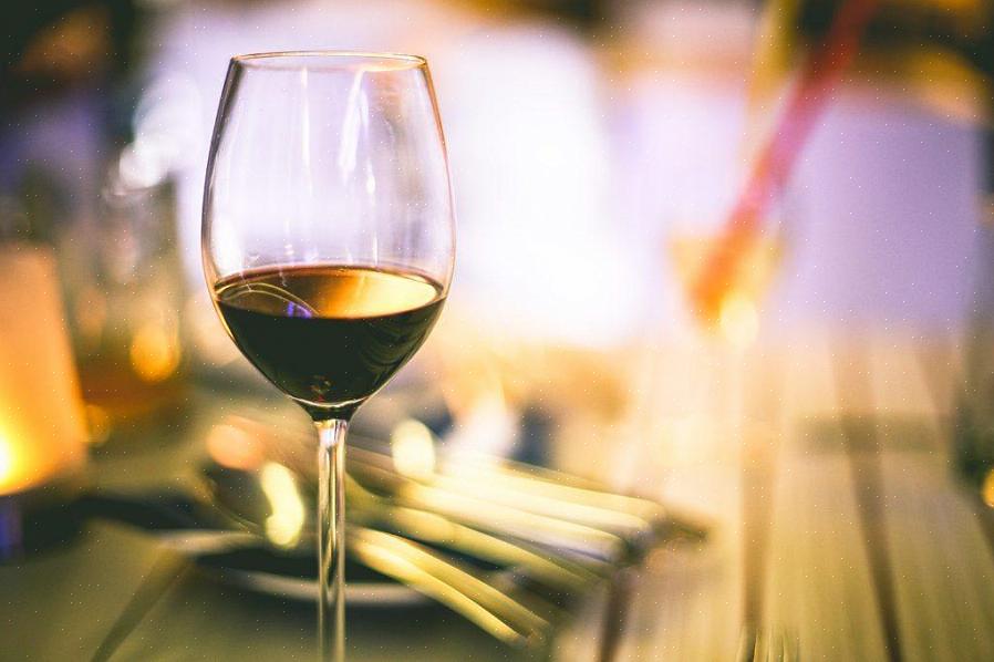 Não há melhor maneira de desfrutar de uma degustação de vinhos às cegas do que fazer uma festa usando