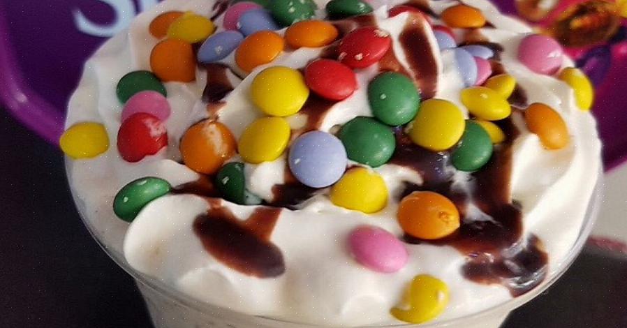 Açúcar e gelo em um copo alto de milkshake