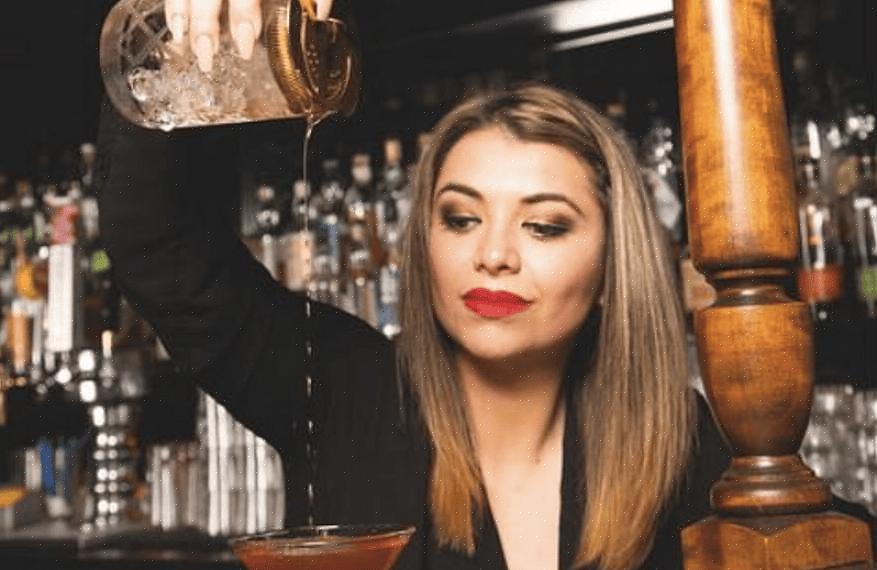 Aqui estão algumas dicas sobre como contratar o barman certo para sua próxima festa