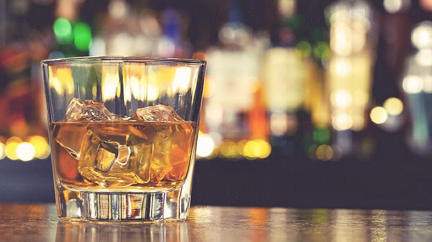 A distinção mais importante é que o whisky de malte misturado é menos áspero