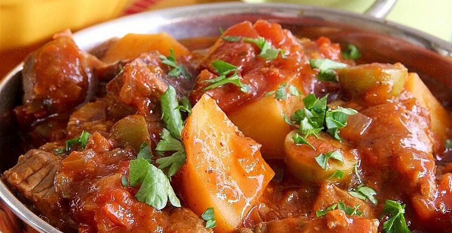 Despeje cerca de metade em sua panela de pedaços de carne