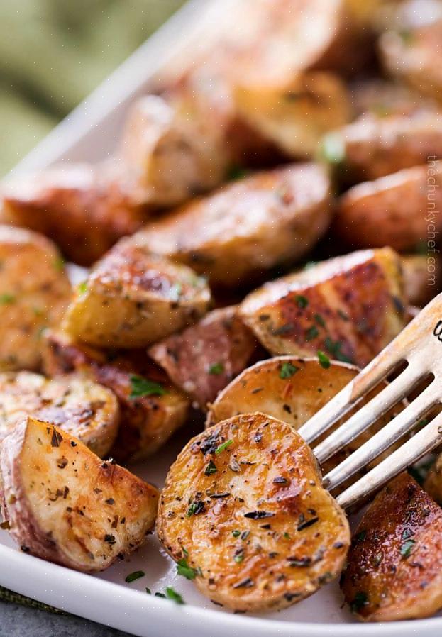 Batatas vermelhas assadas temperadas podem ser a resposta para a sua mesa de jantar entediada