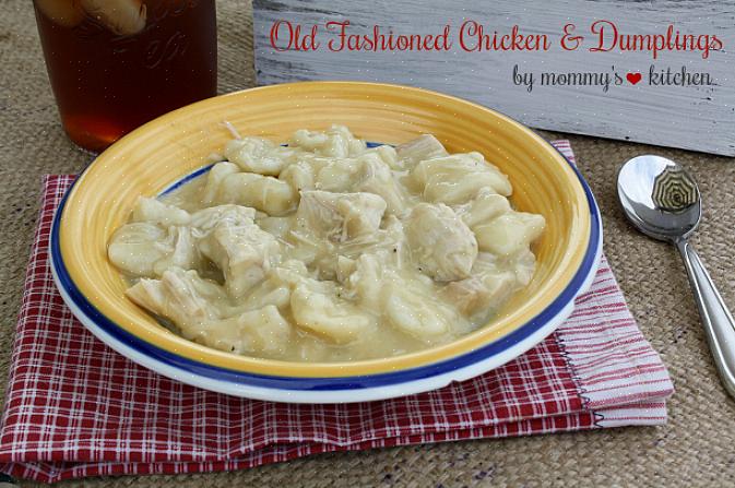 Ferva o frango junto com o caldo de galinha