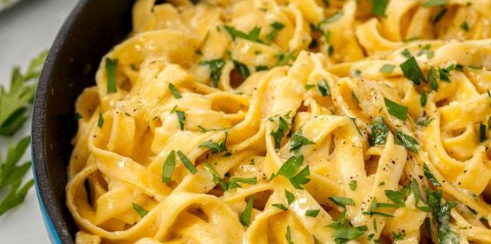 Sirva da mesma forma que você vai servir um prato de fettuccine Alfredo plano