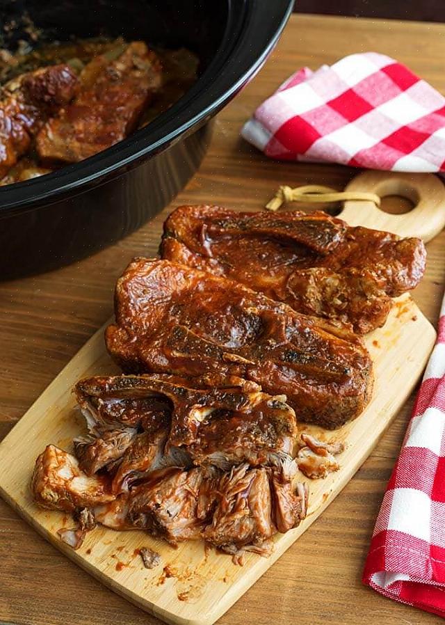 Mais líquido de cozimento o suficiente para cobrir pelo menos metade das costelas