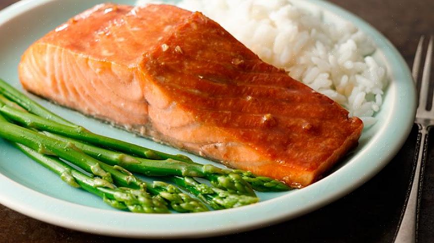 Leva cerca de duas a quatro horas para que os sabores da marinada grudem no salmão