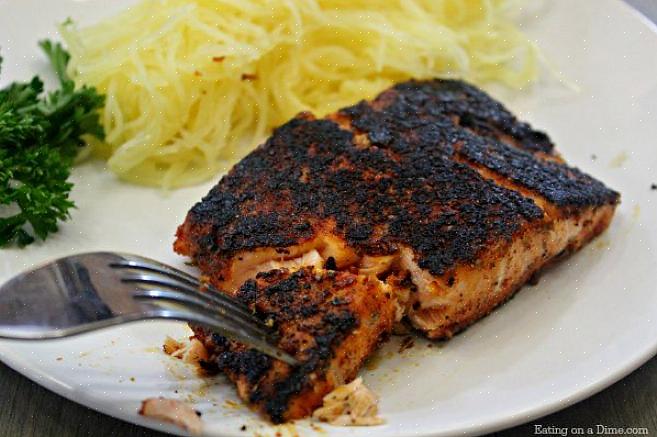 Compre salmão fresco na peixaria ou guarde no mesmo dia em que você vai cozinhar