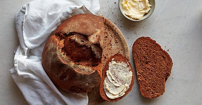 Pumpernickel é um pão que já foi feito de centeio moído grosseiramente