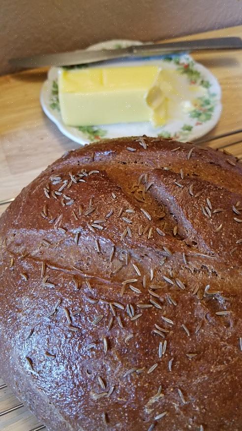 A cor do pumpernickel geralmente varia de marrom escuro a até preto