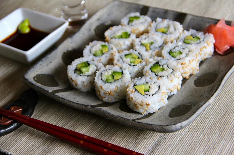 Ao fazer rolos de sushi da Califórnia