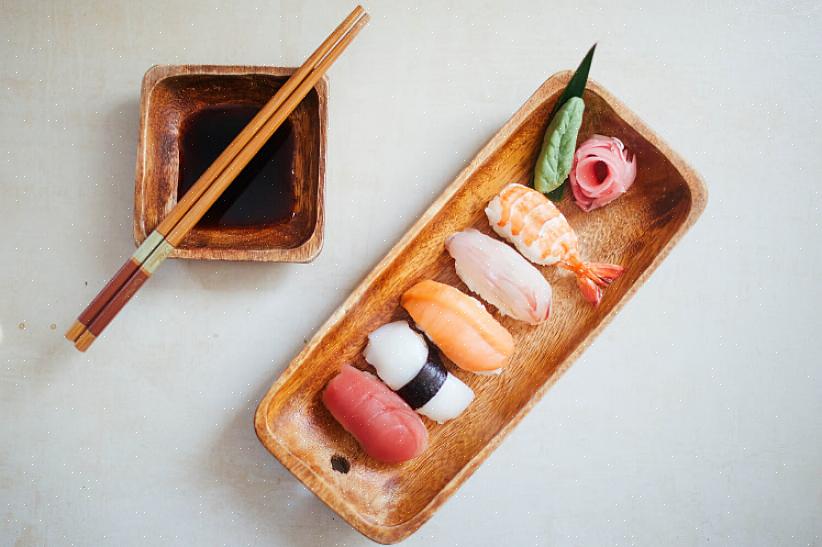 Você pode colocar uma pequena quantidade diretamente no sushi ou mergulhá-lo em um molho de wasabi