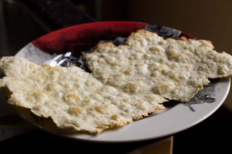 O pão matzoh tradicional exige que seja feito apenas com água