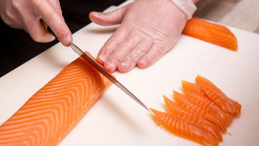 Salmon nigiri é um tipo de sushi feito em camadas de salmão cru em um pequeno rolo de arroz