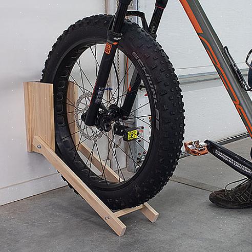 A melhor solução para o seu problema de espaço para bicicletas é você construir um suporte para bicicletas