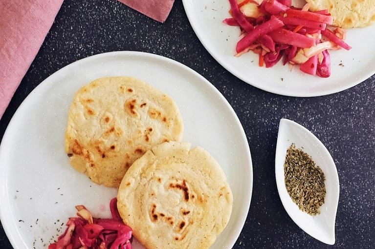 As pupusas são tradicionalmente servidas com molho de tomate