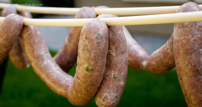 Bratwurst é um tipo de linguiça alemã tradicionalmente feita com carne de porco