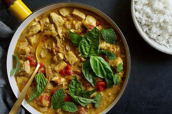 O curry de frango é um prato tradicional indiano fácil de fazer em casa