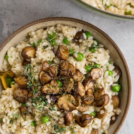 Adicione o vinho até cobrir completamente o arroz