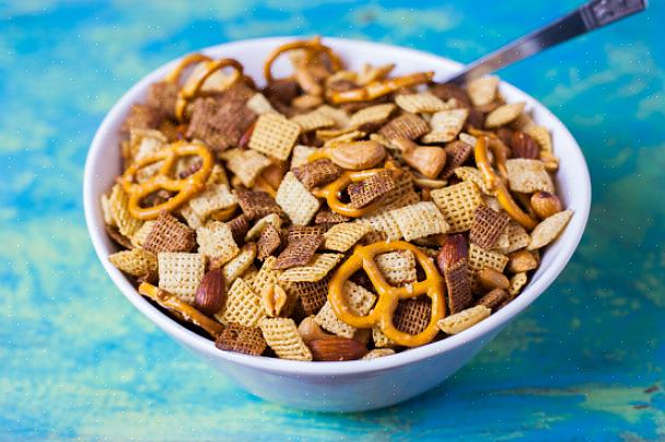 Ter o chex mix é uma maneira fácil de ter lanches prontos sempre que houver uma visita surpresa em sua casa