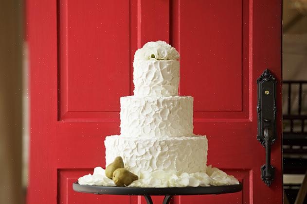 A camada superior de um bolo de casamento é tradicionalmente preservada para ser consumida pelo casal