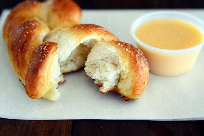 Faça a massa para os seus pretzels suaves