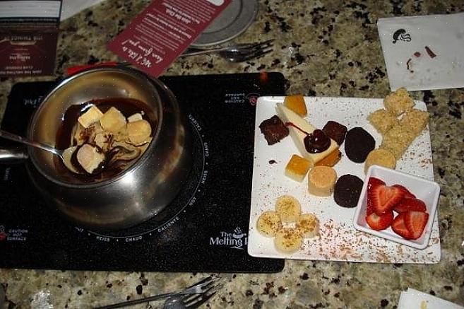 Assim que o fondue de chocolate derretido estiver pronto