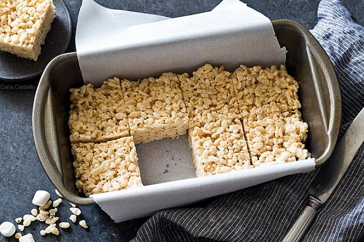 Você pode adicionar nozes trituradas ou passas nos krispies de arroz antes de despejar a mistura de caramelo