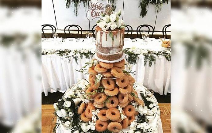 Por que não fazer um bolo de casamento com donuts