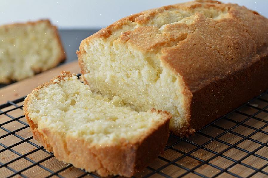 Os ingredientes necessários para este bolo de chocolate são farinha