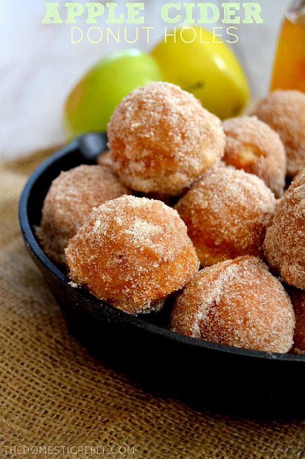 Os buracos de donut são melhor servidos quentes com um lado de suco de laranja ou leite