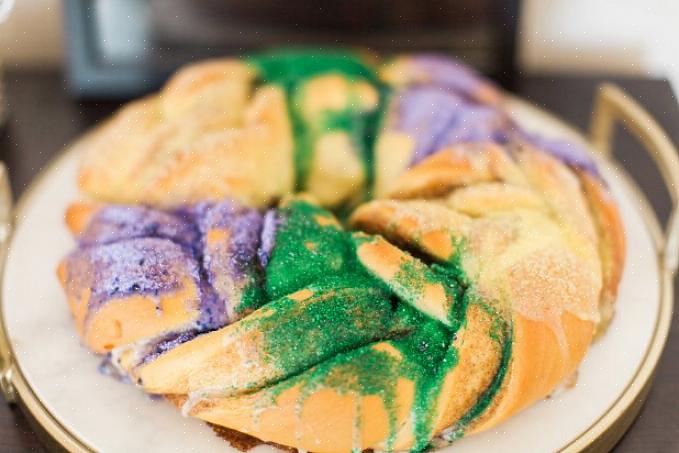 Uma boa ideia é assar seu próprio bolo fácil de fazer Mardi Gras king cake